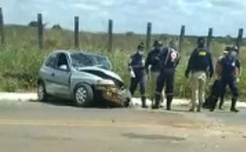 Acidente entre dois carros deixa uma pessoa presa às ferragens