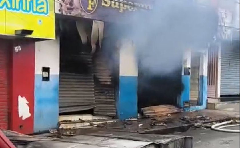 Vídeo: incêndio atinge mercadinho em Palmeira dos Índios