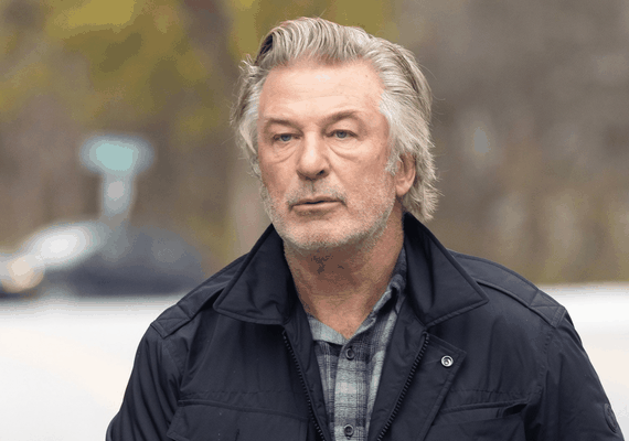 Alec Baldwin vai a julgamento por homicídio culposo Em set de 'Rust'