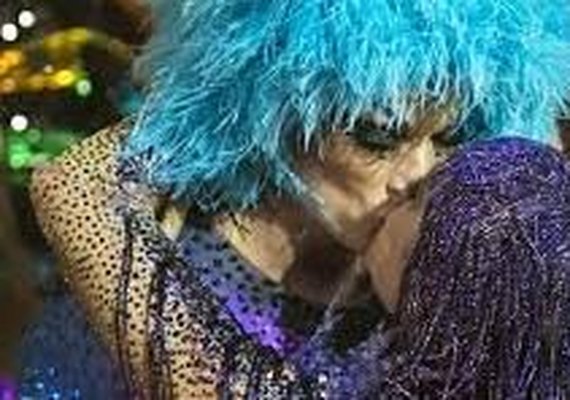 Rodrigo Hilbert surge de drag queen e ganha beijo de Fernanda Lima na TV