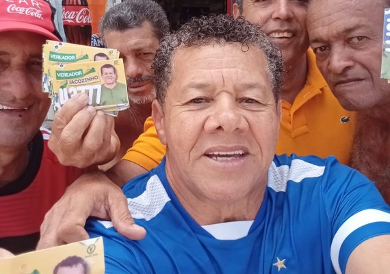 Jacozinho, eterno ídolo do Azulão, se infiltra na torcida do CSA na busca de voto para ser vereador por Maceió