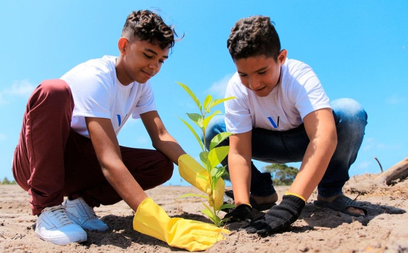 Estudantes plantam mudas de árvores em empreendimento que promete sustentabilidade