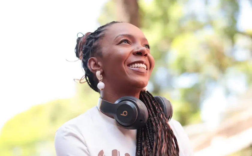 Ativista que quer “calçar o mundo” já distribuiu 60 mil chinelos