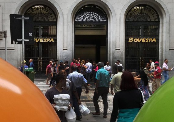 Bovespa fecha em leve alta nesta segunda-feira