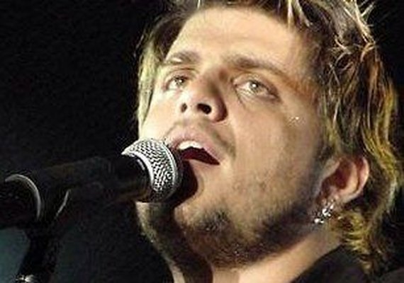 Ex-LS Jack, Marcus Menna emociona em show após 13 anos longe dos palcos