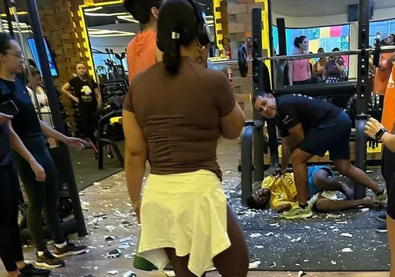 Durante manutenção, teto de academia cede; trabalhador cai e atinge professor em Arapiraca