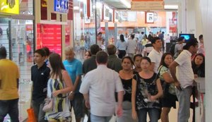 Mais de 60% dos brasileiros deixam compras de Natal para a última hora