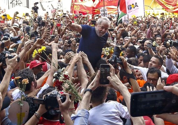 Ex-presidente Lula diz que vai se entregar e critica Judiciário
