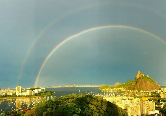 Chuva atinge Rio de Janeiro após calor de 39°C e cidade tem 'arco-íris duplo'