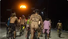Pedalada Pelada: ciclistas pedalam nus em SP para chamar atenção à vulnerabilidade no trânsito