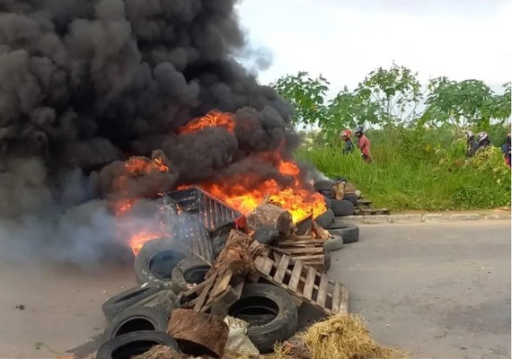 Agricultores bloqueiam a Rota do Mar em protesto por assistência