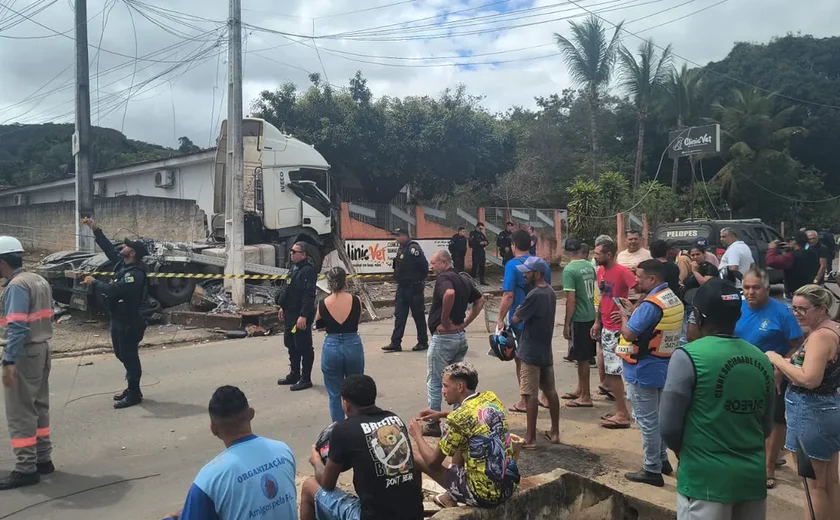 Motorista de caminhão é levado ao CISP após acidente que matou servidora em Palmeira dos Índios
