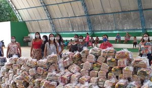 Prefeituras, ONGs e empresários distribuem cestas básicas para comunidades carentes