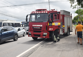 Bombeiros são acionados para conter incêndio em terreno usado como depósito