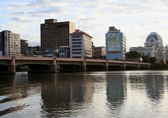 Vítima do jogo da Baleia Azul é resgatada de ponte no Recife