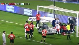 Jogador tem parada cardíaca em campo e partida é interrompida