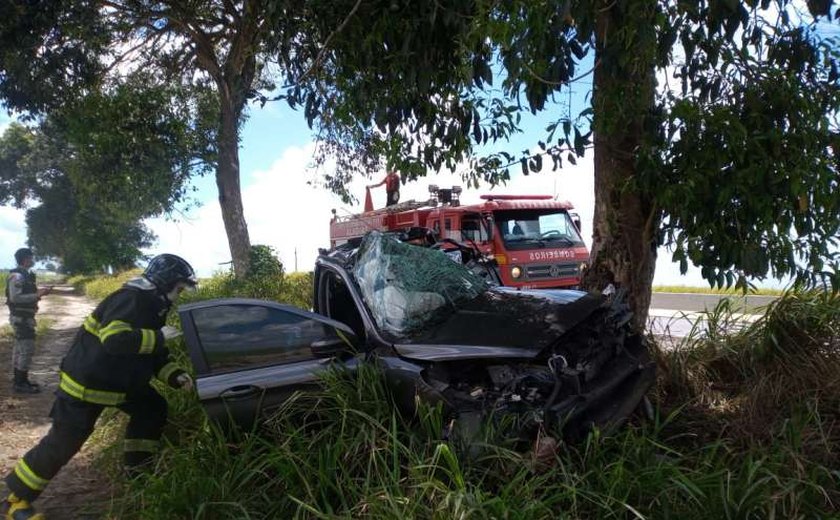 São Miguel dos Campos: mulher de 35 anos perde controle de carro, bate em árvore e morre