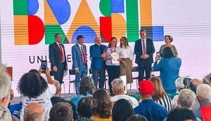 Kátia Born representa Alagoas na assinatura do decreto em que Lula recria Consea