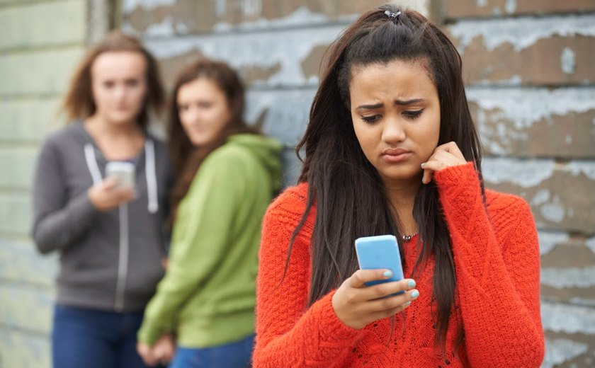 Cyberbullying e exposição nas redes acendem alerta para saúde mental