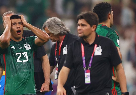 México vence Arábia Saudita, mas perde vaga às oitavas no saldo de gols