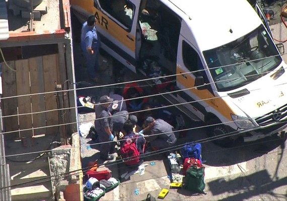 Acidente em Carapicuíba entre van escolar e caminhão deixa crianças feridas