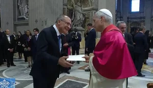 Alckmin entrega ao Papa convite para visitar o Brasil durante a COP30