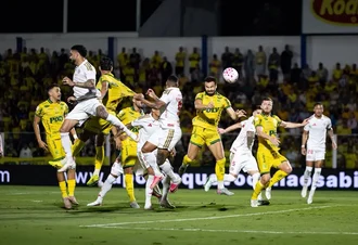 Com um a mais, Mirassol vence e complica Internacional no Brasileirão