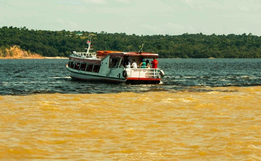 O encontro entre os rios Negro e Solimões na imensidão do rio Amazonas
