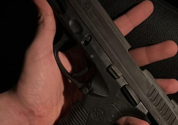 Suspeito tenta fugir pelo telhado e é detido com pistola