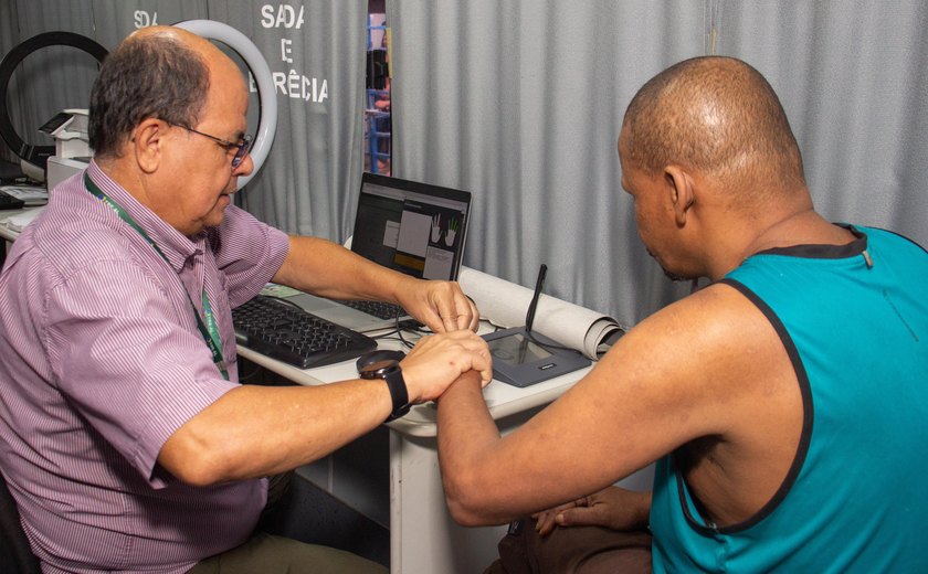 Ônibus do TRE-AL atende pessoas em situação de rua em Maceió