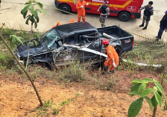 Homem morre após sua caminhonete colidir contra caminhão em Junqueiro