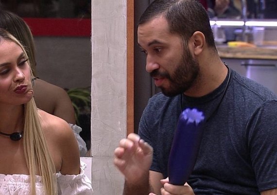 Gilberto e Sarah se escondem e detonam Juliette: 'Acha que o mundo gira em torno dela'