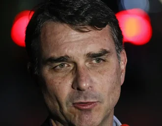 Flávio Bolsonaro admite cobrança a Daniel Vorcaro, mas nega crime