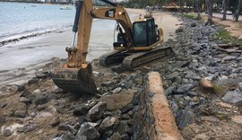 Prefeitura de Maceió desobstrui faixa de areia na orla da Ponta Verde