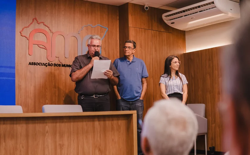 Funasa apresenta editais de saneamento a prefeitos alagoanos em reunião na AMA