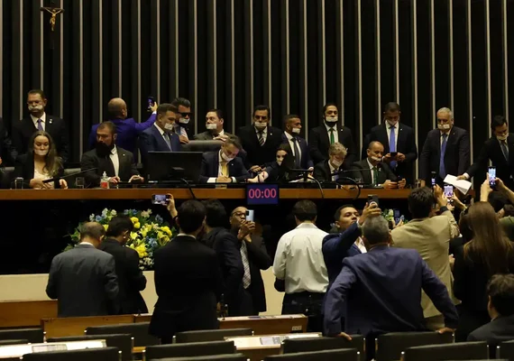 Alcolumbre e Motta pedem diálogo e respeito após ocupação de plenários