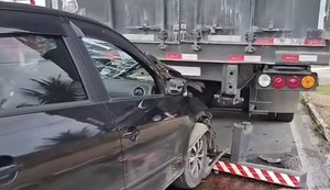 Carro bate na traseira de carreta e deixa trânsito lento na AL-220, em Arapiraca