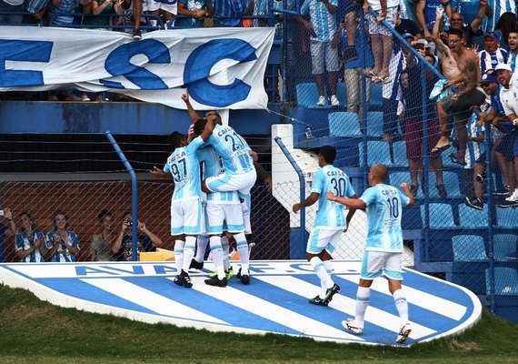 Avaí bate Atlético-PR e segue vivo na luta contra rebaixamento