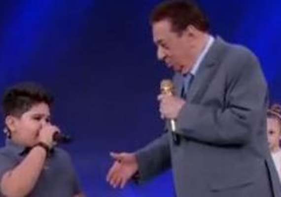 Raul Gil paga mico e cantor-mirim se chateia: 'Vou embora, enrolão!'
