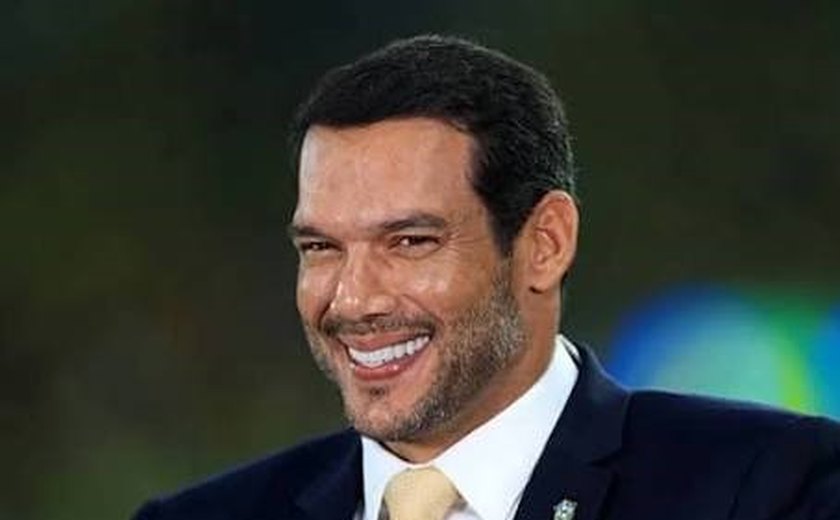 Presidente da CBF diz que foto com empresária é IA e laudo vira piada