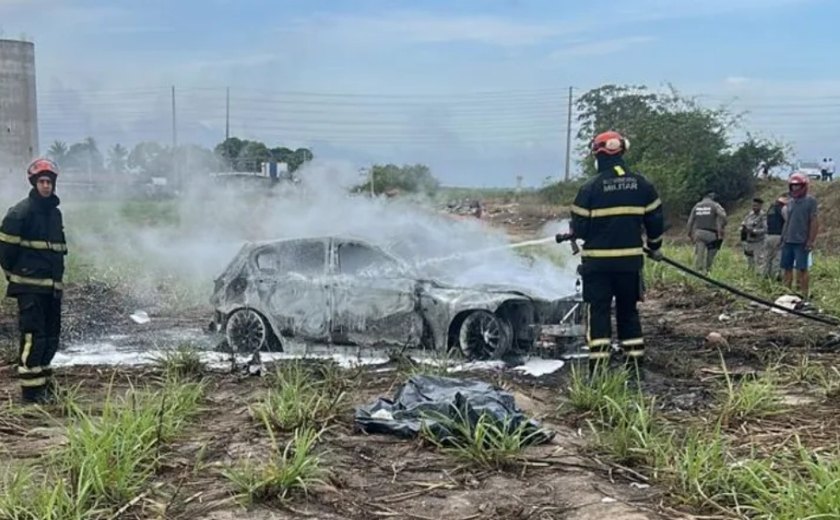 BMW capota, pega fogo e duas pessoas morrem no Benedito Bentes