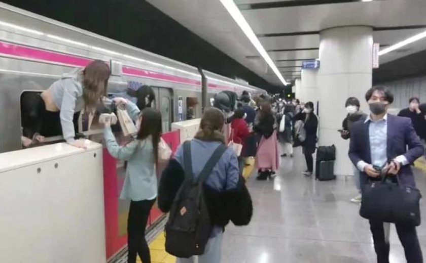 Homem com faca ataca passageiros em trem da capital japonesa