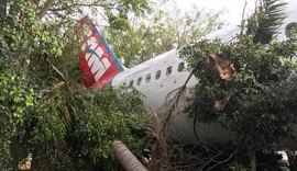 Avião se desprende de reboque e bate em árvores em Congonhas