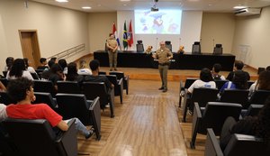 Parceria entre Ministério Público e Proerd da PMAL leva mais uma escola à sede da instituição