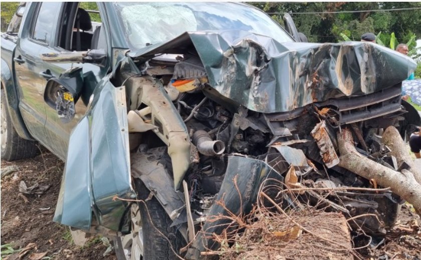 Condutor fica ferido após colidir veículo em árvore na BR-104 em Rio Largo