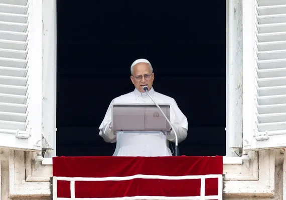 Papa Leão XIV deseja “feliz Páscoa” em português durante bênção no Vaticano