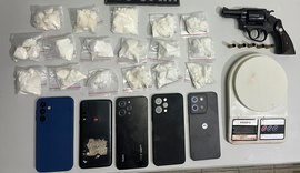 PM apreende uma arma, cerca de um quilo de drogas, seis celulares e uma motocicleta no interior de Alagoas