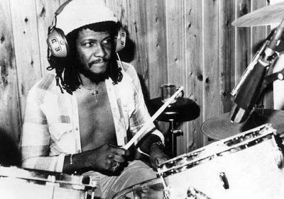 Morre Sly Dunbar, lenda do reggae, aos 73 anos