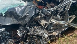 Acidente entre caminhão e carro deixa vítima presa às ferragens na AL-101 Sul, em Piaçabuçu