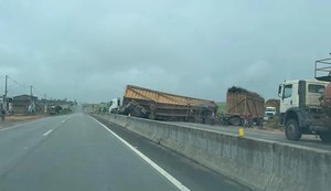 Caminhão canavieiro tomba e fica atravessado na rodovia AL-220